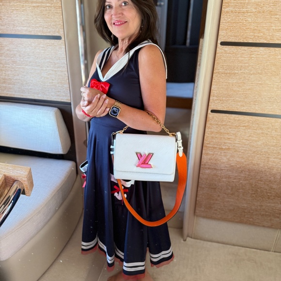 Louis Vuitton Twist MM Bag in white EPI Leather with Pink & Orange Accents - Picture 4 of 16